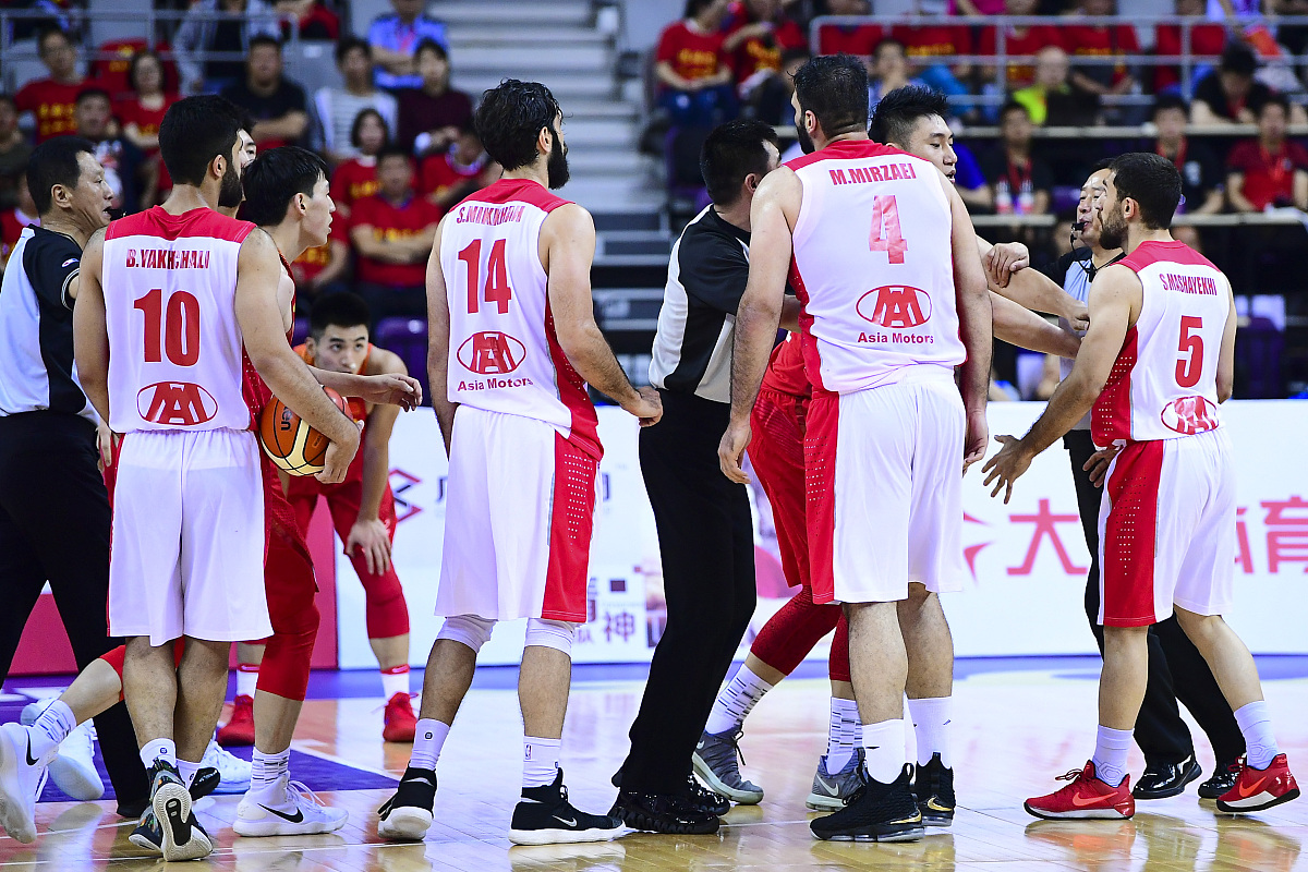 辽宁队鏖战爵士，浓眉哥点燃赛场