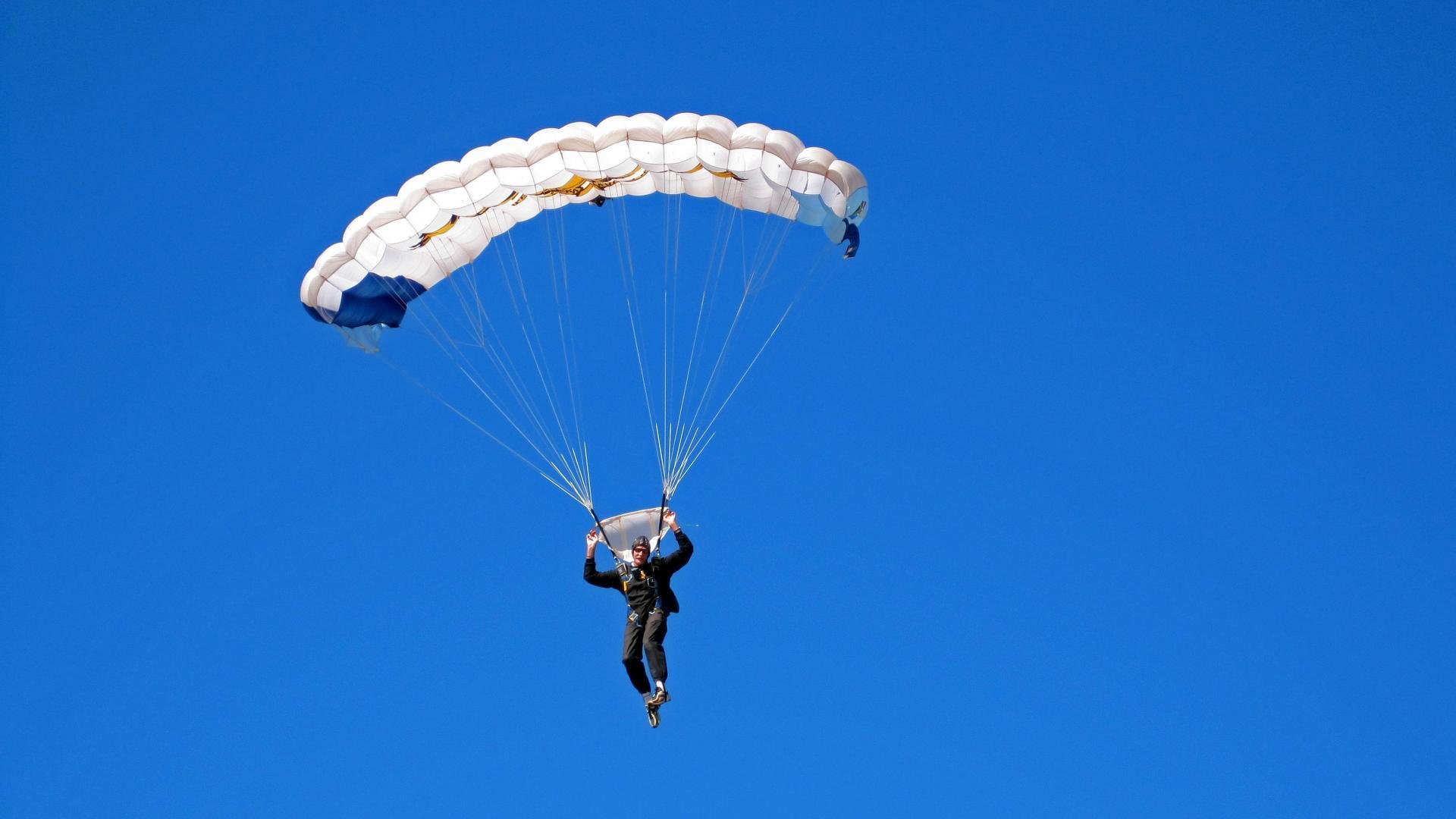 当F1引擎在巴林轰鸣,悬念却在伊比利亚半岛提前终结