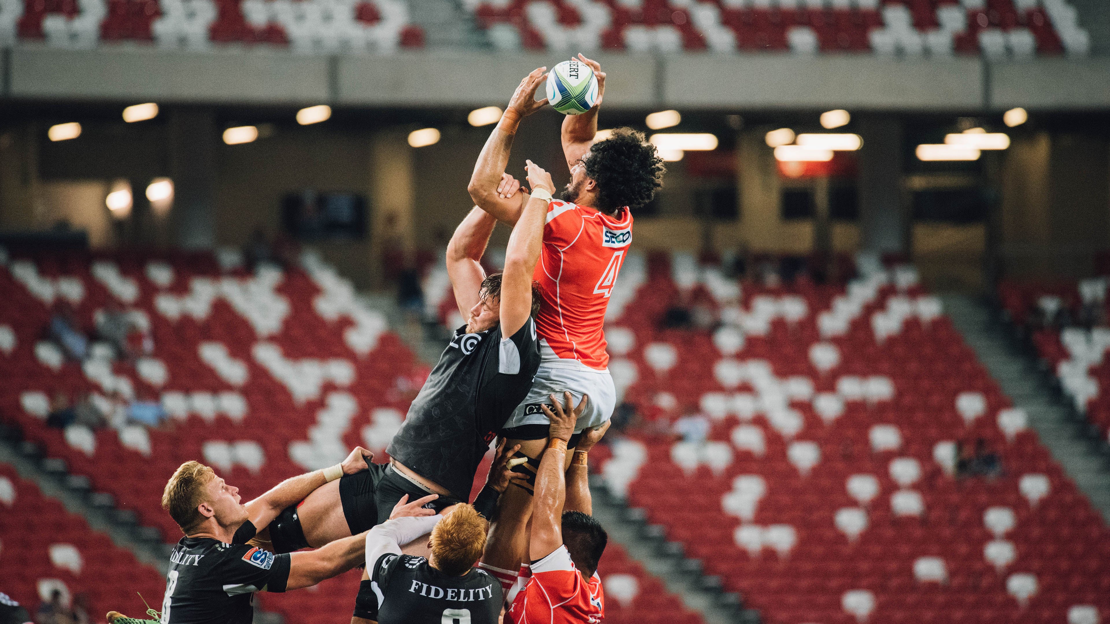 森林狼狂胜上海队，英格拉姆在季后赛抢七接管比赛，当胜利的狼嚎响彻两种赛场